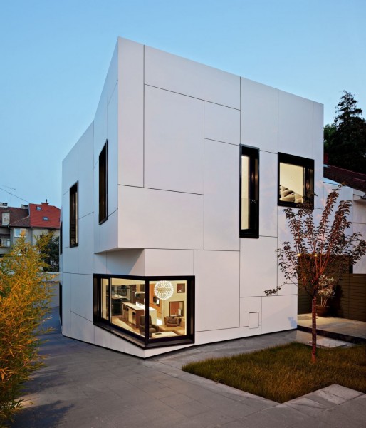 A+A House:современный дом с неправильной геометрией от DVA Arhitekta