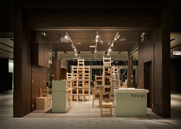 Aesop Midtown Installation: временный бутик из стульев для бренда Aesop