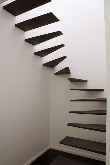 Сюрреалистическая лестница в лофте от португальских архитекторов