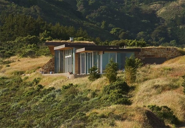 Дом с зеленой кровлей и видом на Тихий океан  