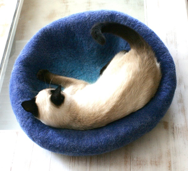 Cat Nap Cocoon – шерстяные «спальни» для кошек от литовских дизайнеров