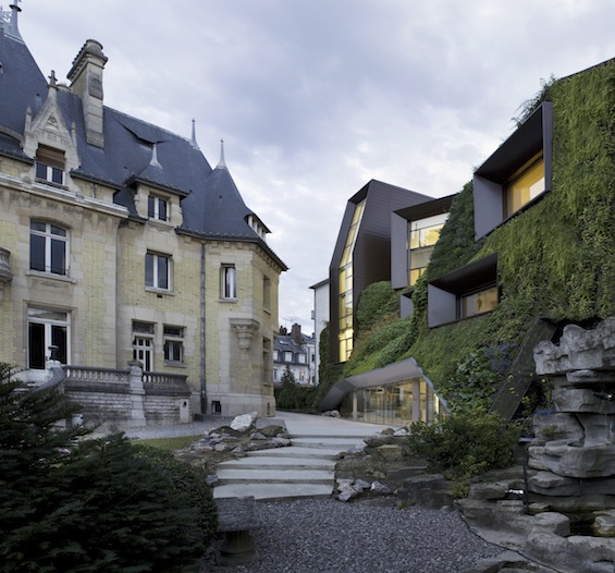 Bouctot-Vagniez: «зеленая» интеграция современного отеля в старинное здание во Франции