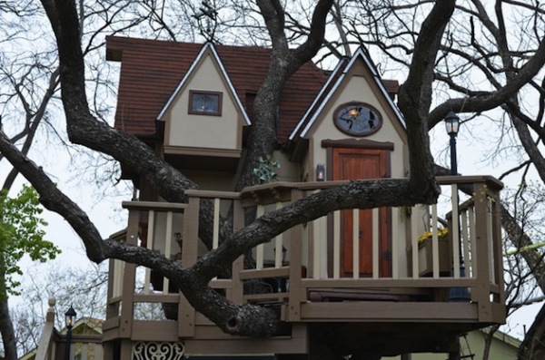 Treehouse – сказочный дом вокруг дерева в Далласе