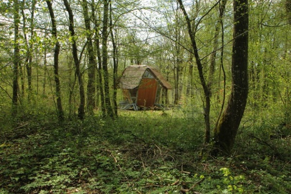 Le Nichoir и La Noisette: лесные микро-жилища от Matali Crasset
