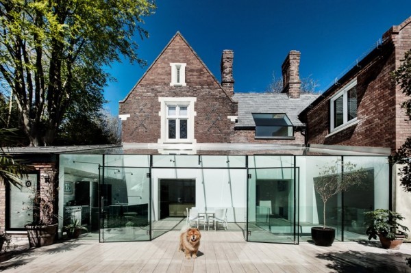 The Glass House: традиционный исторический дом с современной пристройкой  