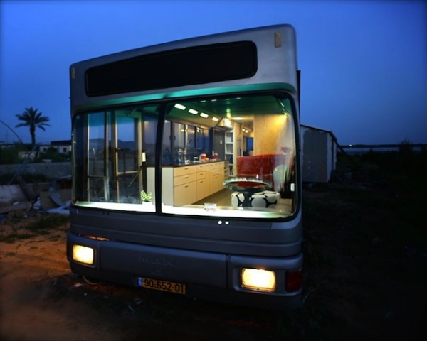 Большой городской автобус, преобразованный в жилые апартаменты 