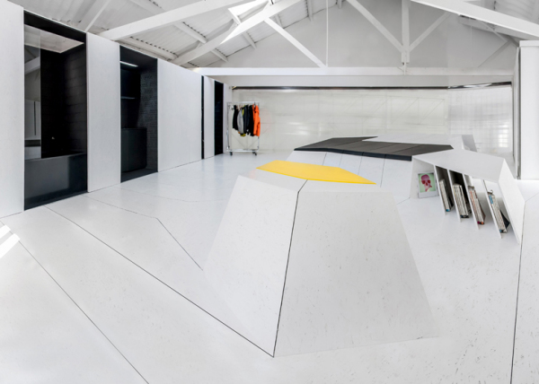 Joan D'Austria: ультра-современный дом-студия в бывшем гараже для такси в Барселоне