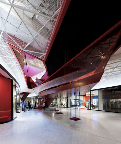 Новая монументальная архитектура торгового центра Emporia в Швеции  