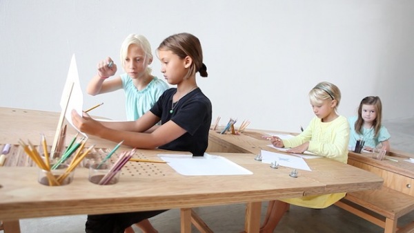 Growth Table: фанерный стол для всех возрастов