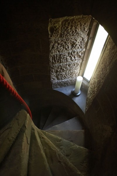 Tower: английская средневековая башня, интегрированная в минималистскую архитектуру