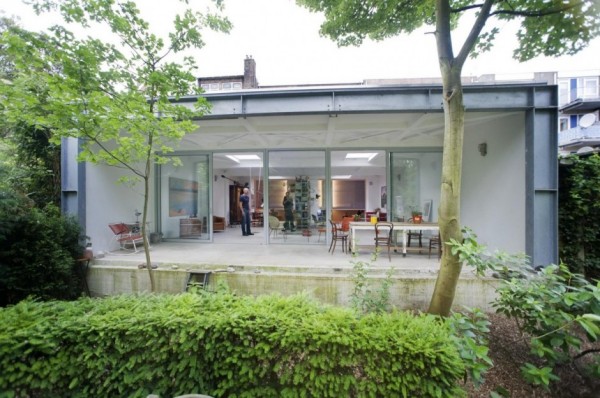 Parksite: жилой дом в пространстве бывшего гаража скорой помощи в Нидерландах