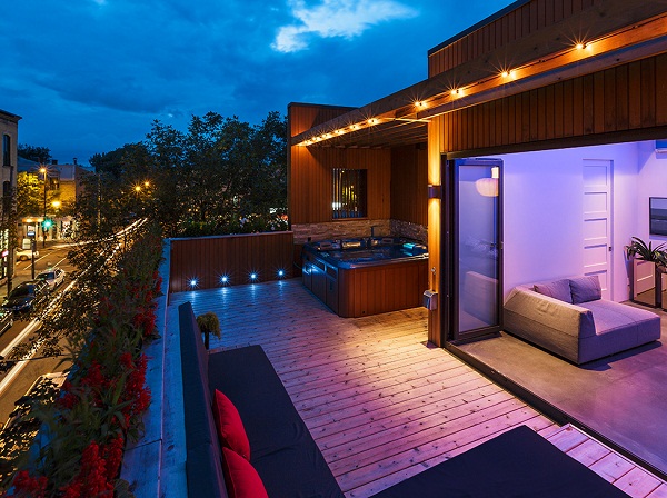 Терраса с джакузи в современном вертикальном расширении дома от канадских архитекторов