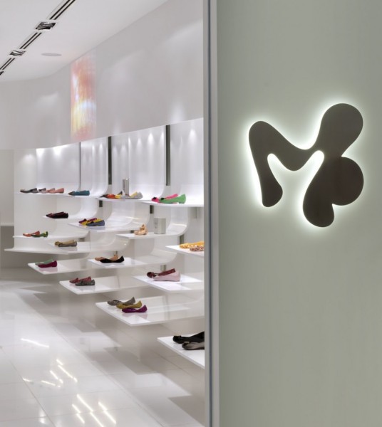 Футуристический дизайн бутика пластиковой обуви Melissa в Малайзии  