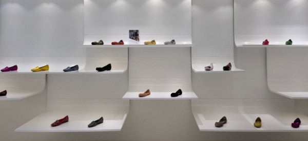 Футуристический дизайн бутика пластиковой обуви Melissa в Малайзии  
