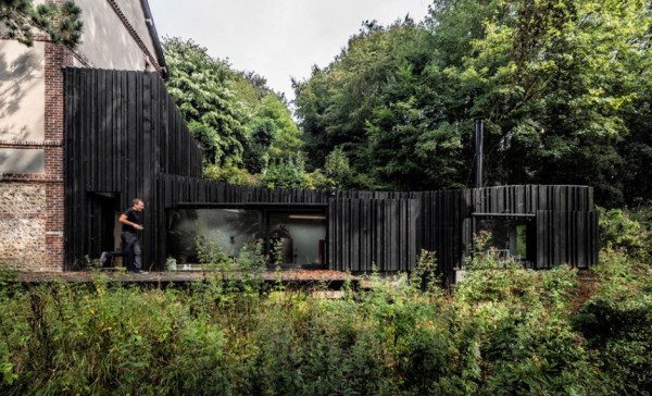Black Wood House: современное расширение жилого дома во Франции