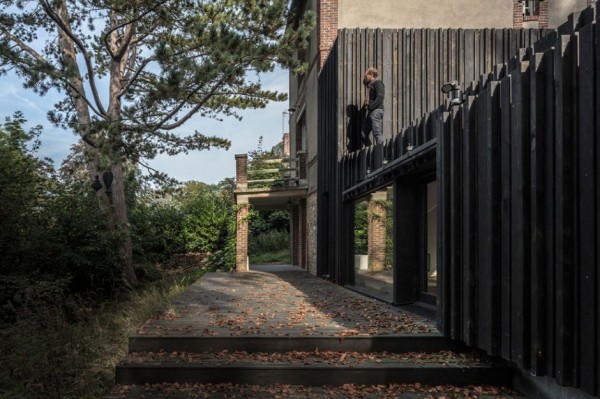 Black Wood House: современное расширение жилого дома во Франции