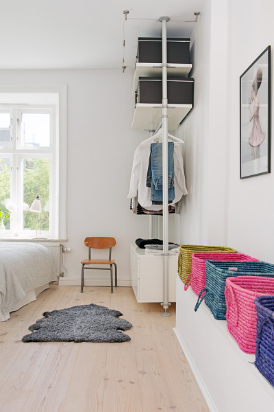 Малобюджетный позитивный интерьер небольшой шведской квартиры