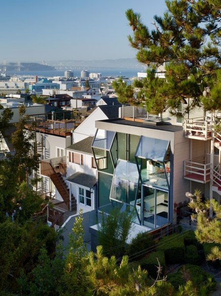 «Поломанные» окна жилого дома Flip House в Сан-Франциско