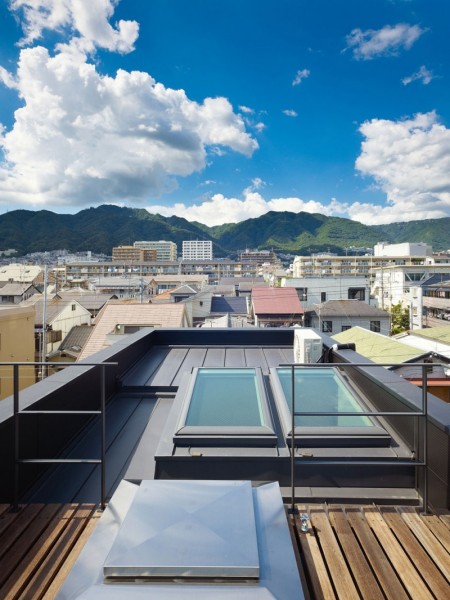 House in Nada - очень узкий жилой дом от Fujiwarramuro Architects