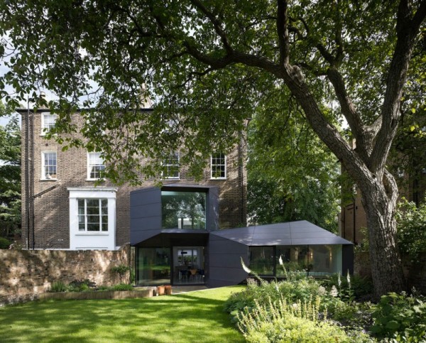 Авангардное расширение традиционного английского дома Lens House