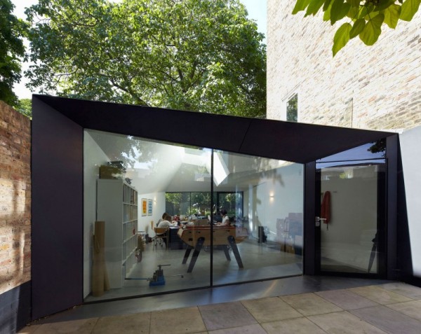 Авангардное расширение традиционного английского дома Lens House