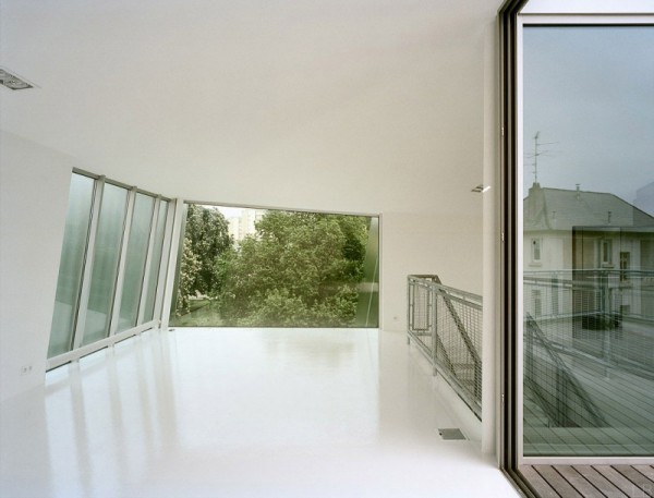 Maison Go – наклонившийся стеклянный дом от Peripheriques architectes