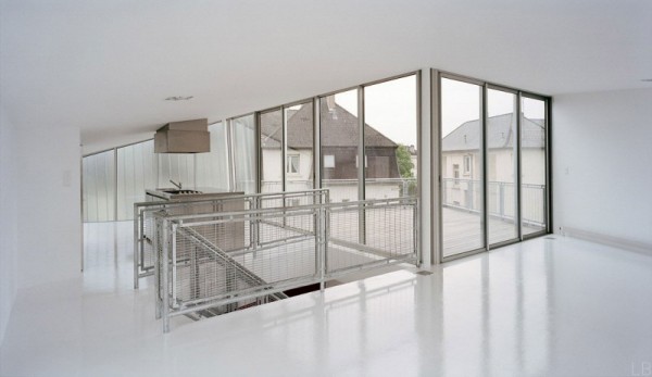 Maison Go – наклонившийся стеклянный дом от Peripheriques architectes