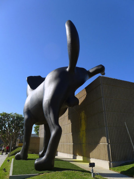 Bad Dog – эпатажная скульптура в Ньюпорт-Бич