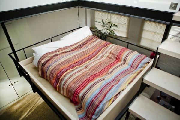 Подвесная спальня в современной лондонской квартире-студии