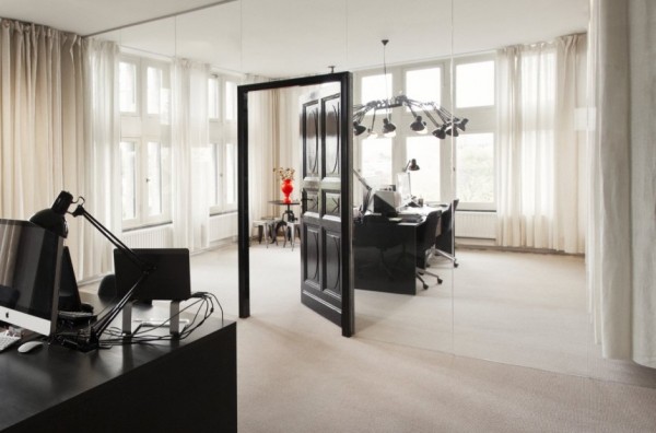 UXUS HQ: контрастная обстановка штаб-квартиры студии дизайна в Амстердаме
