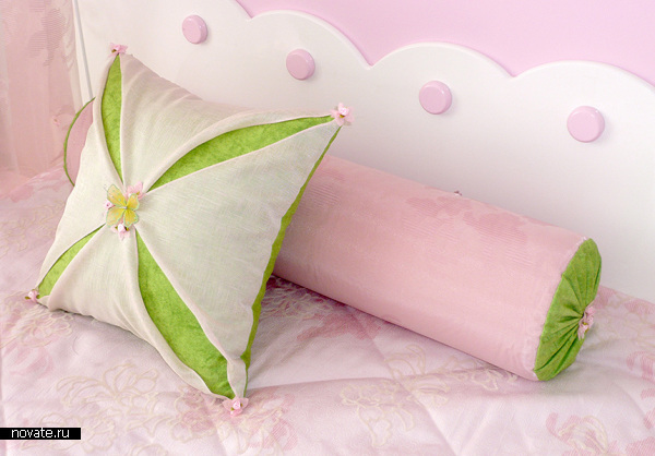 Очень нежные декоративные подушки в комнату девочки. © Артис