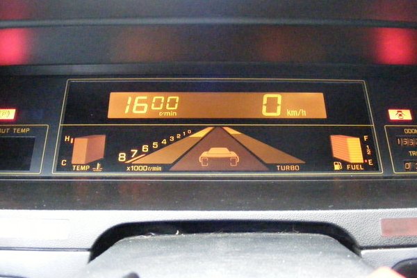 Цифровая панель Subaru XT 1986. По центру расположен фантастический для тех времен тахометр