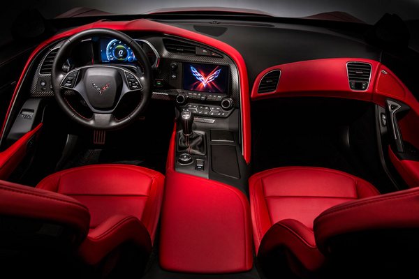 В новом Corvette место привычных циферблатов заняли экраны, на которые высвечиваются тахометр, спидометр и информация о состоянии автомобиля.