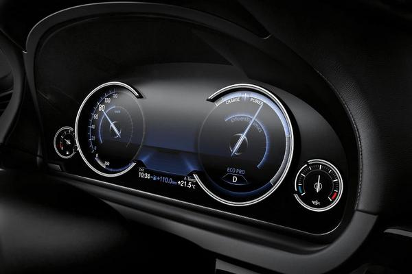 Внешний вид панели приборов новой BMW 7 серии можно менять благодаря ноу-хау баварцев. На выбор предлагается три варианта расцветки датчиков.