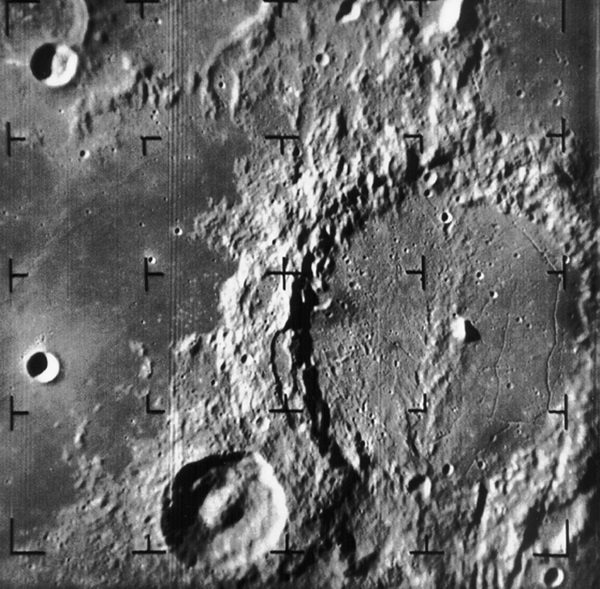 Фото лунной поверхности, полученное Рейнджером-9.
