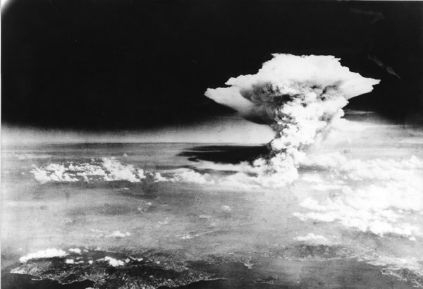 Взрыв над Хиросимой. Фото из Мемориального музея мира (Япония, Хиросима).