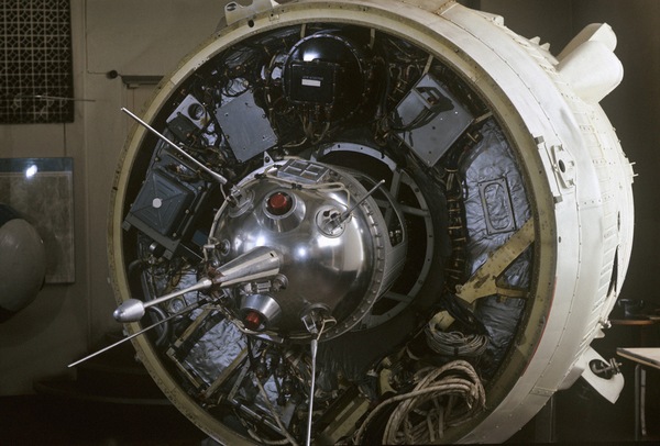 Автоматическая межпланетная станция Луна-1 (СССР, январь 1959 г.).