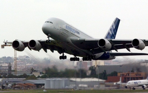 Airbus A380 - крупнейший пассажирский авиалайнер в истории гражданской авиации