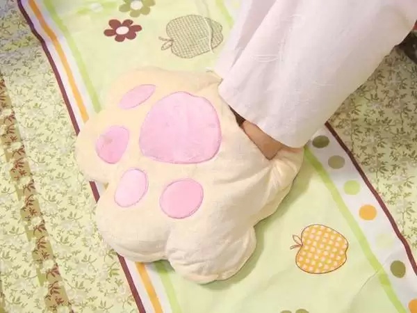 Heated Anime-Inspired Feet Cushions - монотапочек-грелка в стиле аниме