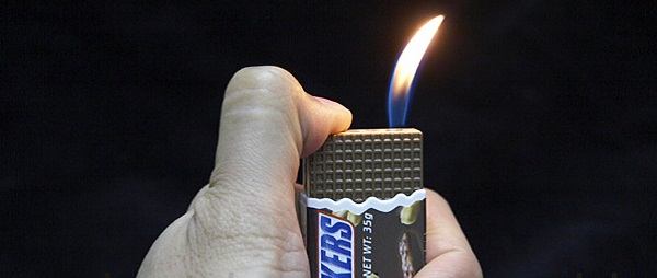 Зажигалка в виде культового шоколадного батончика 'Сникерс'