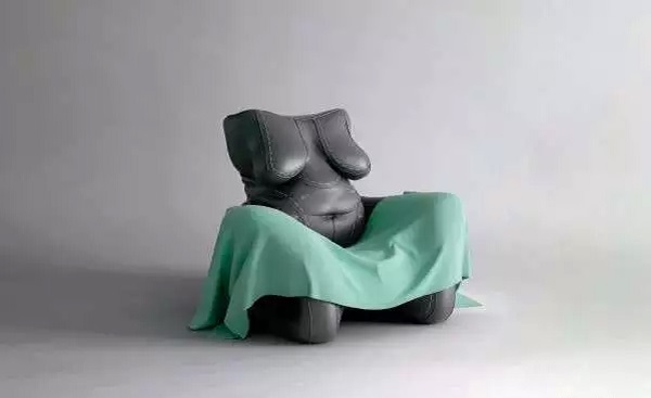 Вдохновленное человеческим телом ироничное кресло Poprawiany