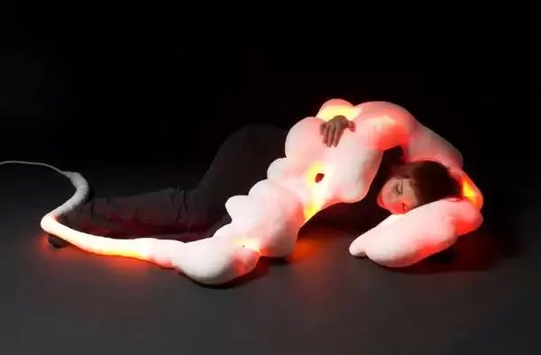 'Облачная' подушка LightMate body pillow от Francesca Lanzavecchia