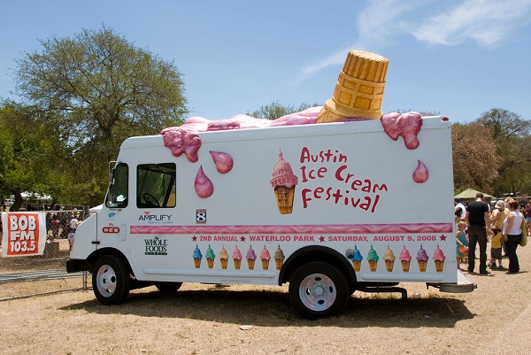 Аппетитно оформленный фургончик с мороженым с  Austin Ice Cream Festival