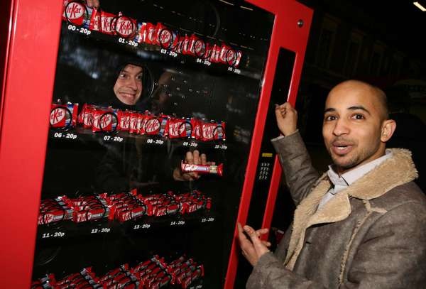 Общительный торговый автомат для любителей Kit Kat