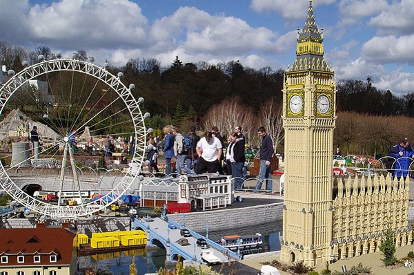 Моедель окрестностей Energy London Eye из Лего