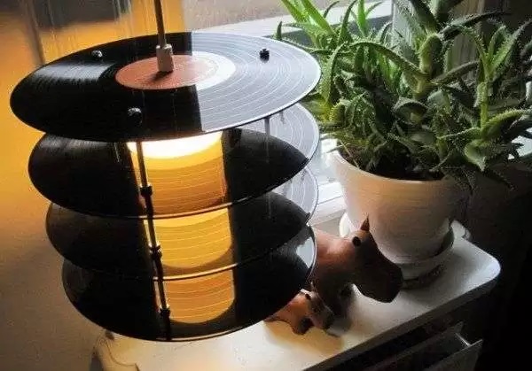 LP Table Lamp от Genanvendt - оригинальная лампа-ночник для меломанов и поклонников ретро