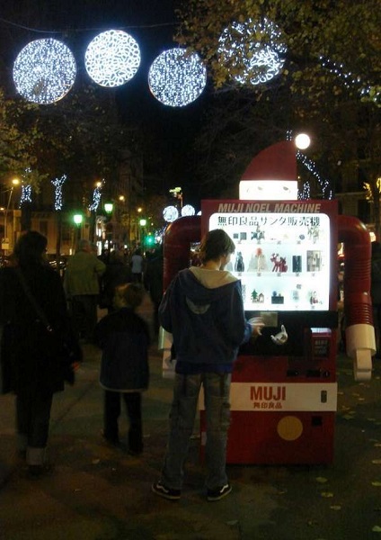 Санта-киборг - нетрадиционный торговый автомат в Барселоне