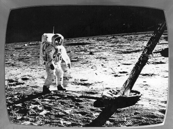 Neil Armstrong, отправленный на Луну с космодрома John F. Kennedy Space Center