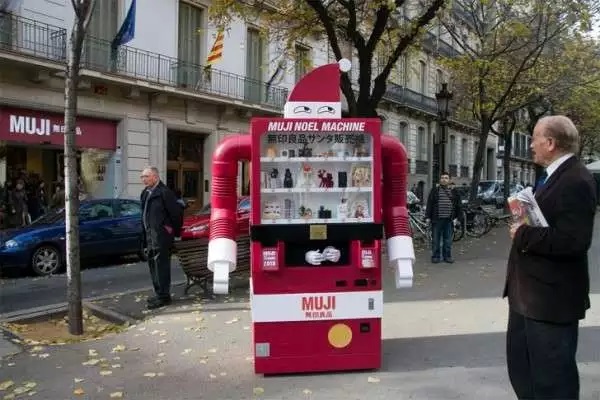 Muji Christmas Machine - рождественский торговый автомат в стиле Санта-Клауса