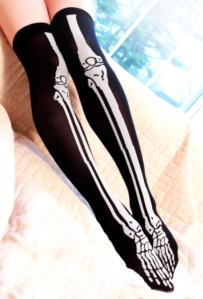 Хэллоуинские гольфы Skeleton Over Knee Socks от Sock Theory - яркая деталь маскарадного костюма и быстрый способ уменьшить объемы